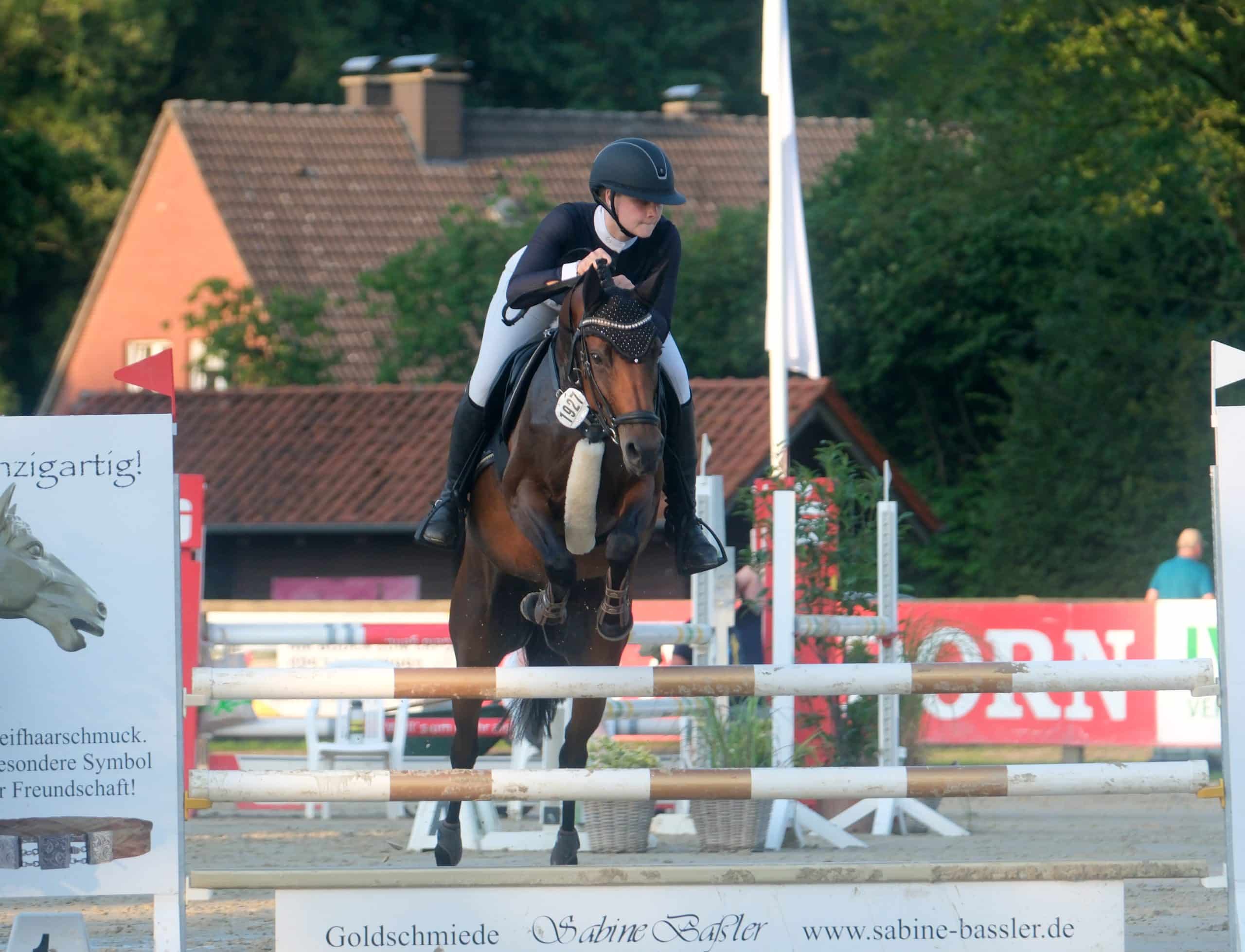 Die Ronaldo vom Schwarzbach-Tochter Rina DH unter Mona Marie Höwer sicherte sich das Westfalen-Championat der fünfjährigen Springponys. (Bildnachweis: Thomas Hartwig)