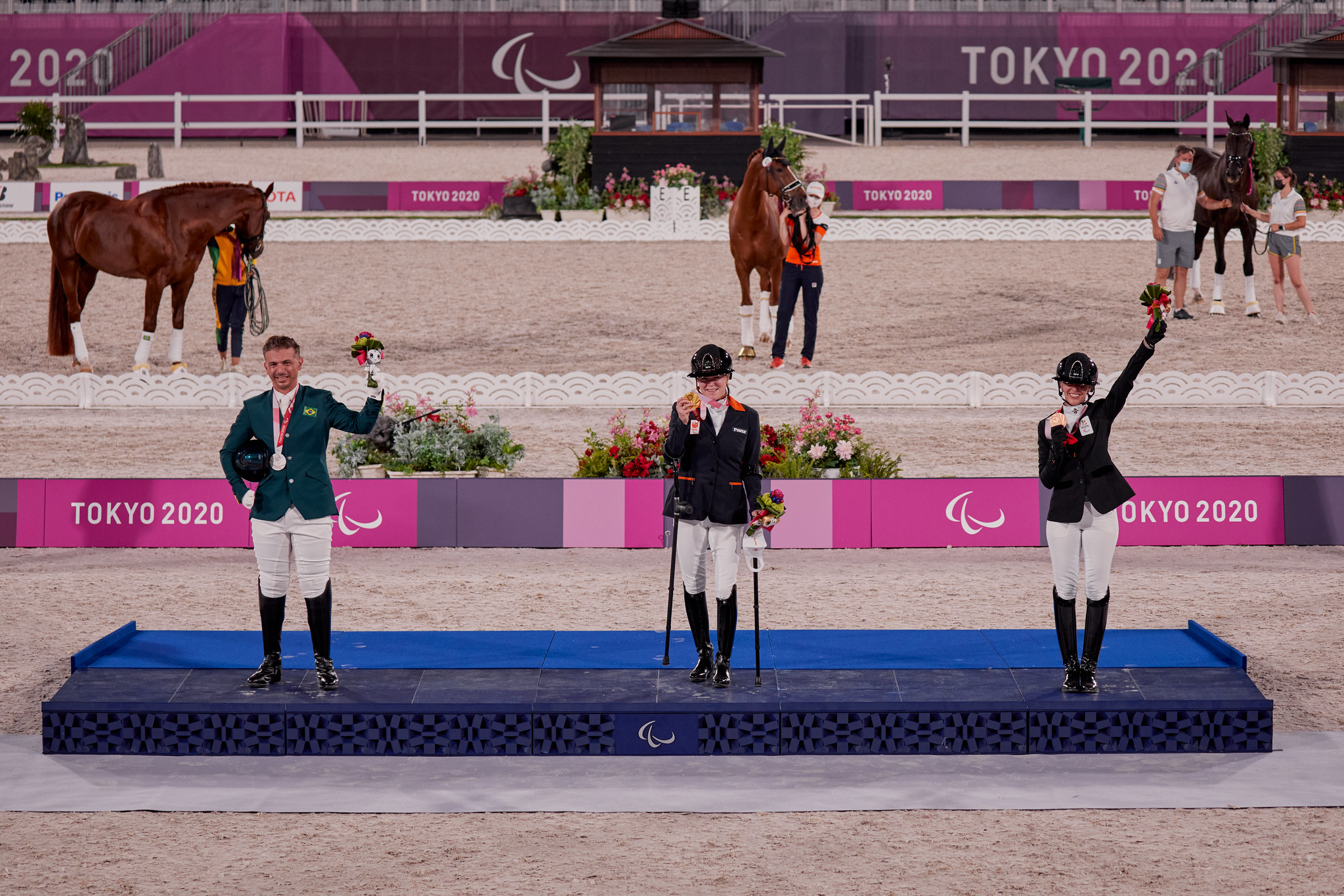 odolpho Riskalla BRA, Sanne Voets NED und Manon Claeys BEL auf dem Podium während der Medaillenzeremonie für die Einzelwertung IV bei den Paralympischen Spielen in Paris 2020 Foto Copyright © FEI/Liz Gregg