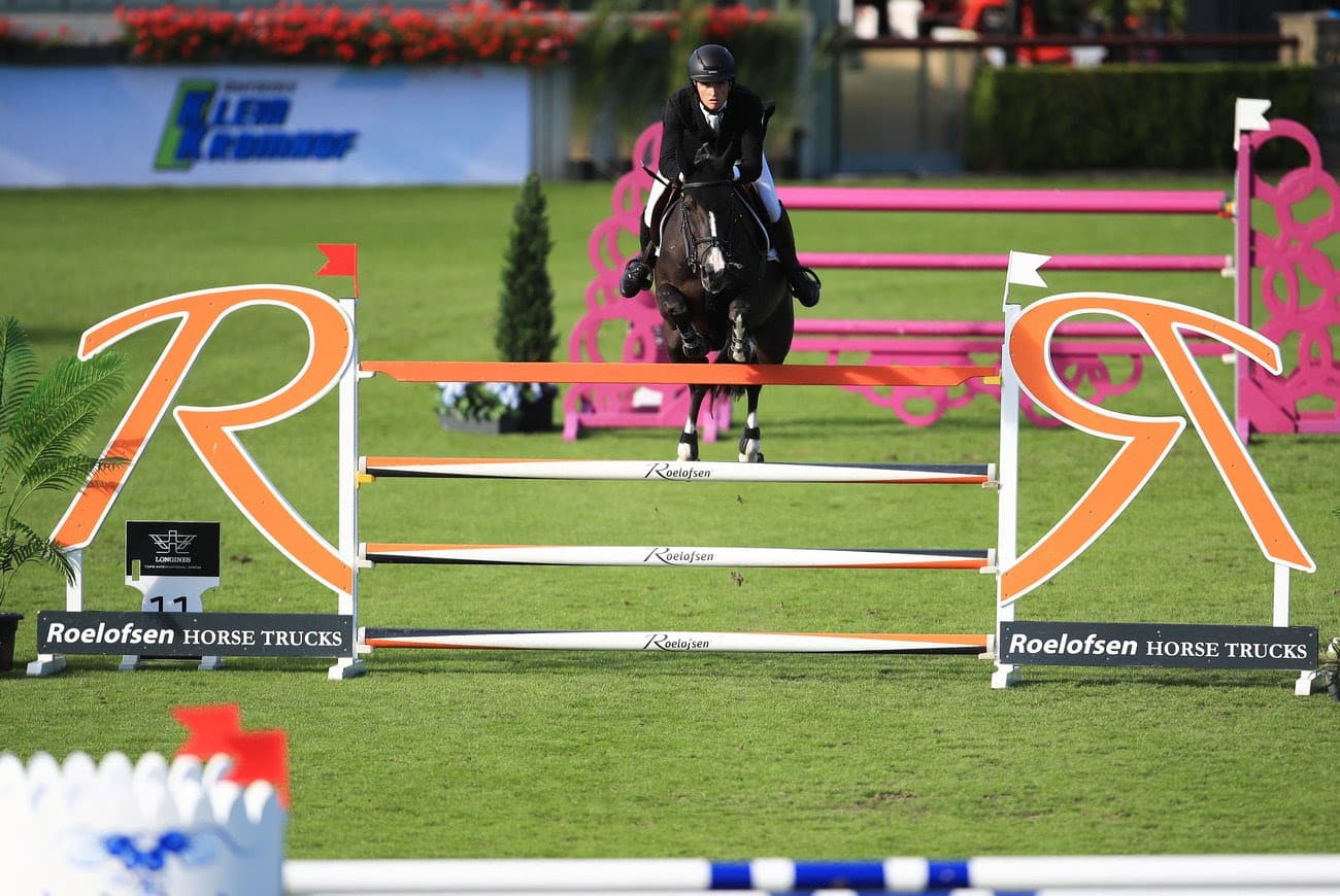 Robert Murphy belegt am zweiten Tag den ersten Platz in der Longines Tops International Arena