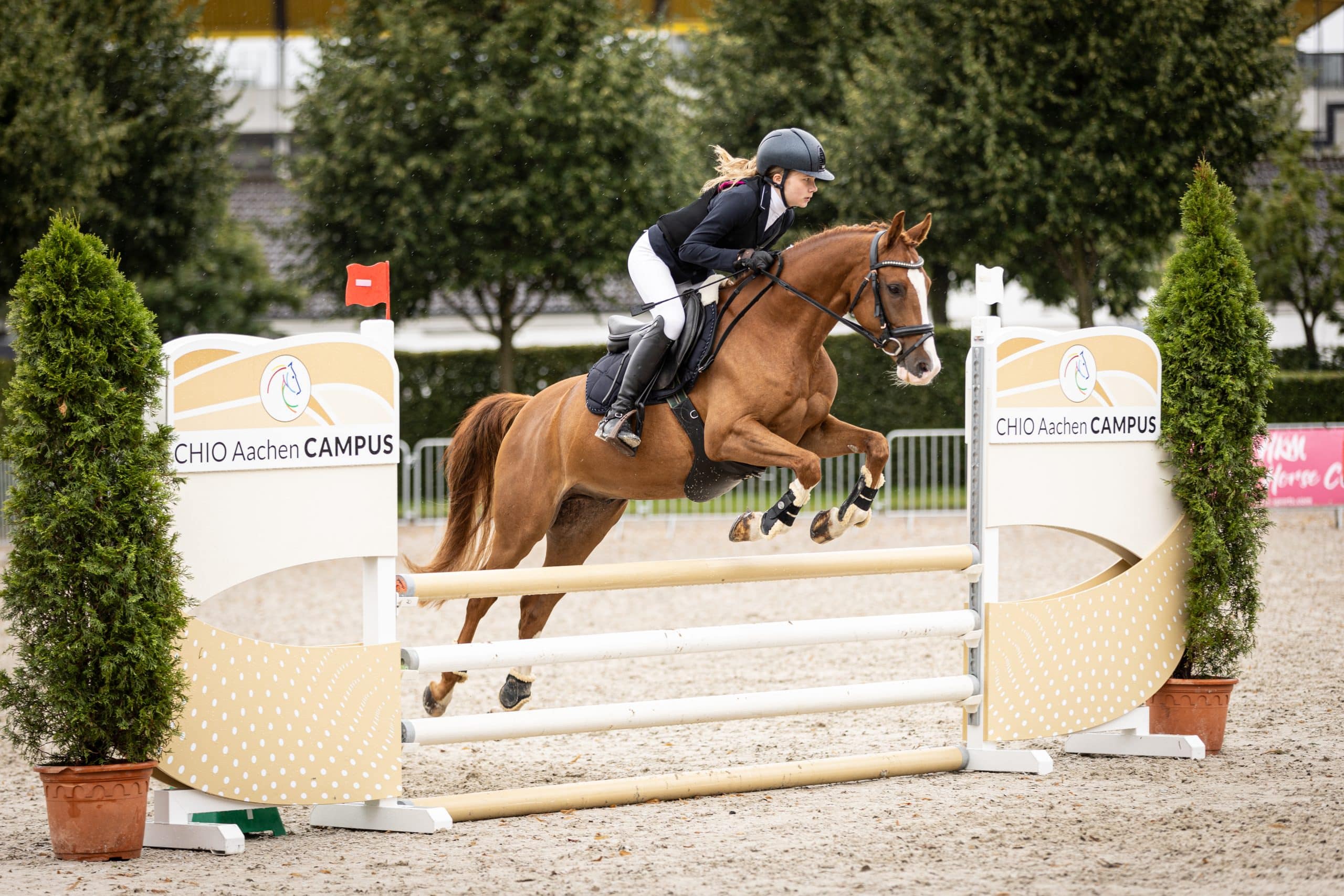 Teilnehmerin einer Jugendspringprüfung beim Family Day des CHIO Aachen CAMPUS (Foto: CHIO Aachen/Jasmin Metzner)