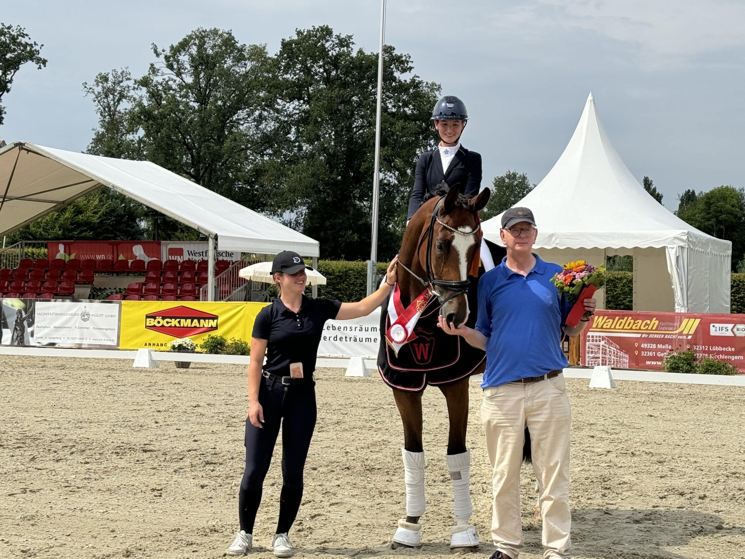 Westfalen-Champion der fünfjährigen Dressurpferde Elton PS v. Escalito mit seinem Züchter und Besitzer Peter Spelsberg (Bildnachweis: Westfalenpferde)