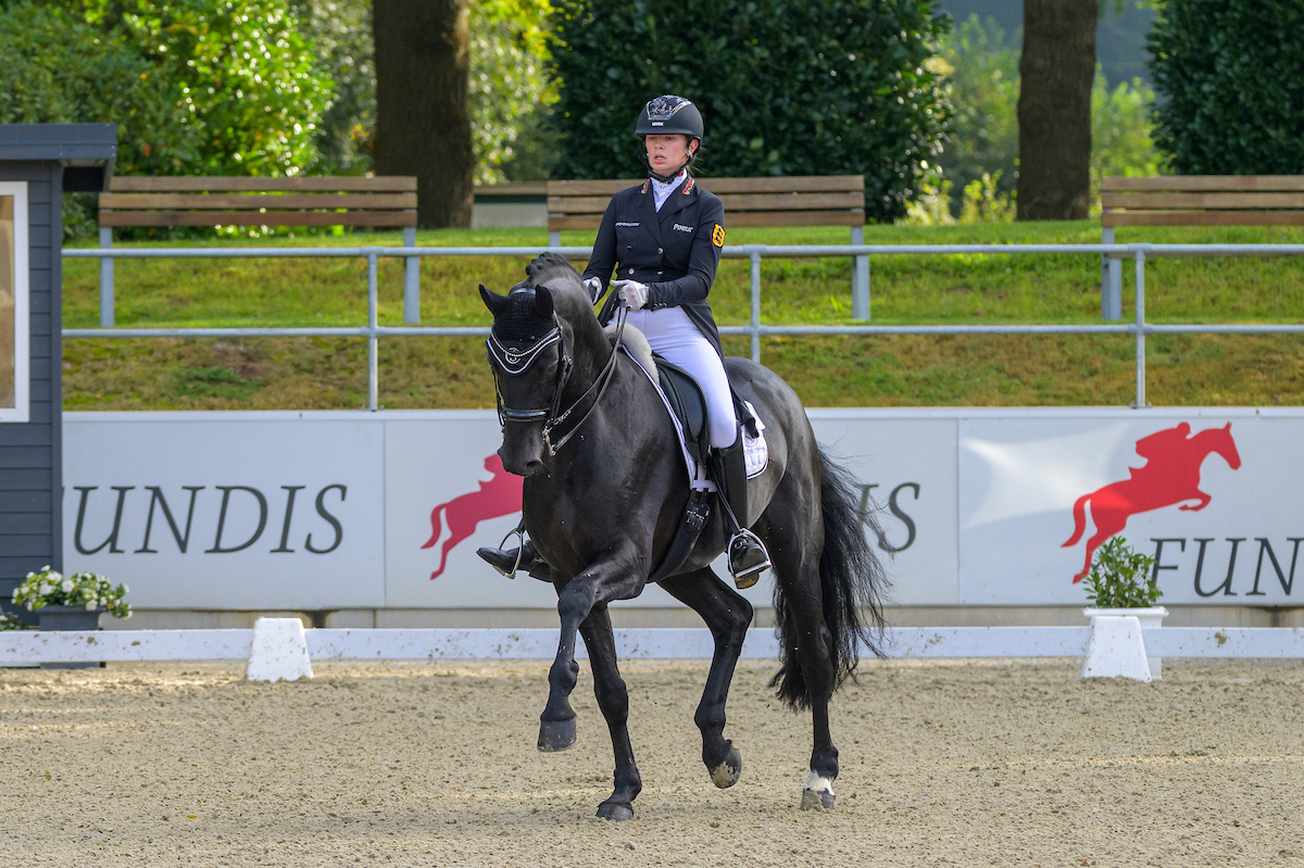 Birkhof´s Fair Game und Pia Casper siegen in der zweiten Wertung für Junge Reiter Foto: Equitaris