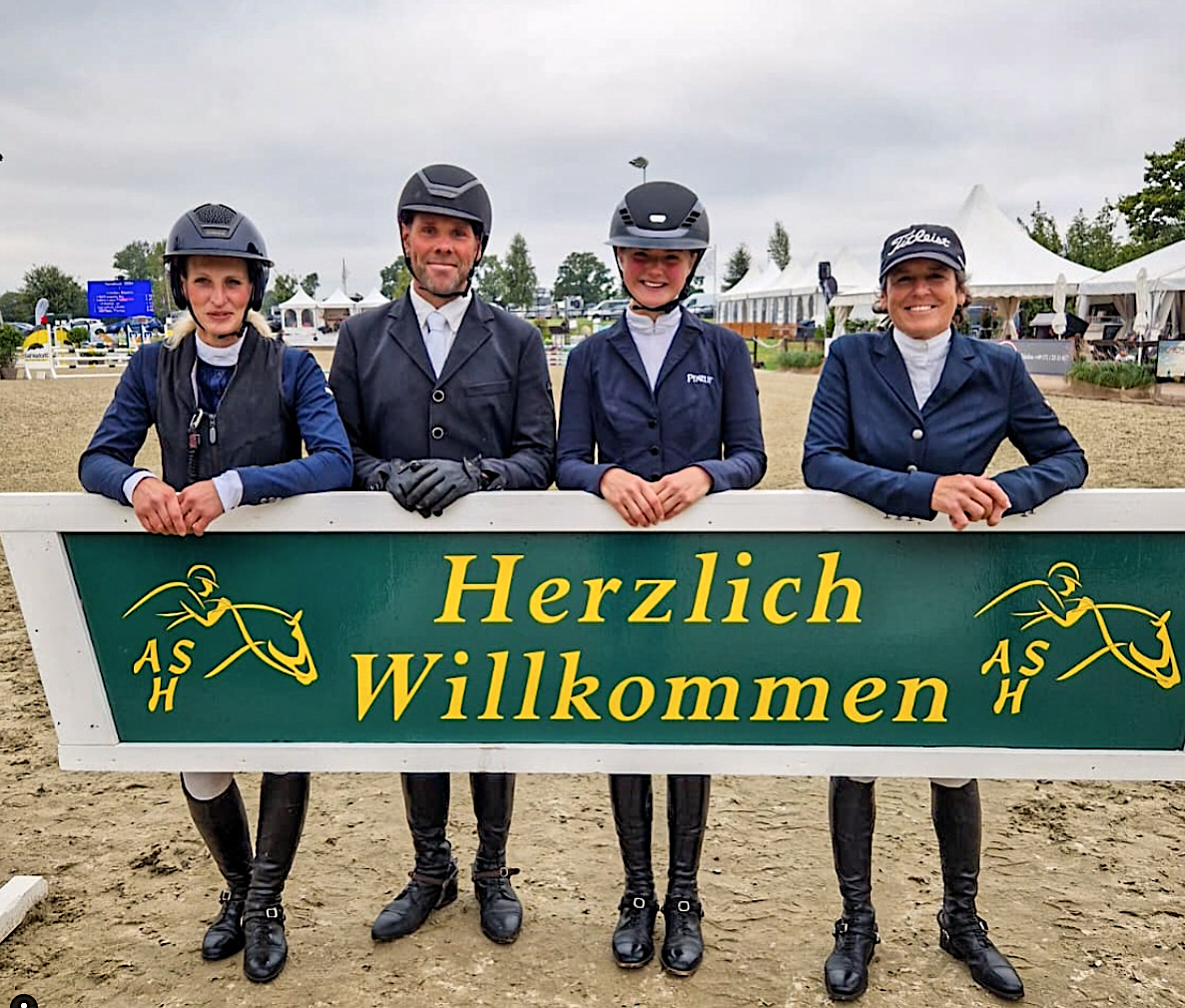 Quartett mit zufriedenen Gewinner/innen - in der ersten Springpferdeprüfung des Tages glänzten v. re. Erin Characklis, Pheline Ahlmann, Tim Markus und Christin Schulz mit ihren jungen Pferden. (Foto: A. Reichmuth)