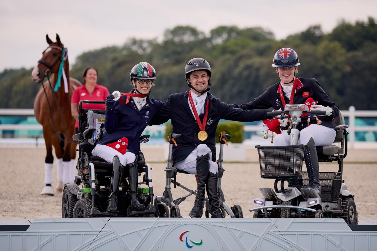 LR: Sara Morganti (ITA), Rihards Snikus (LAT) und Mari Durward-Akhurst (GBR), Einzel-Kür-Podium der Klasse I bei den Paralympischen Spielen 2024 in Paris. © FEI/Liz Gregg