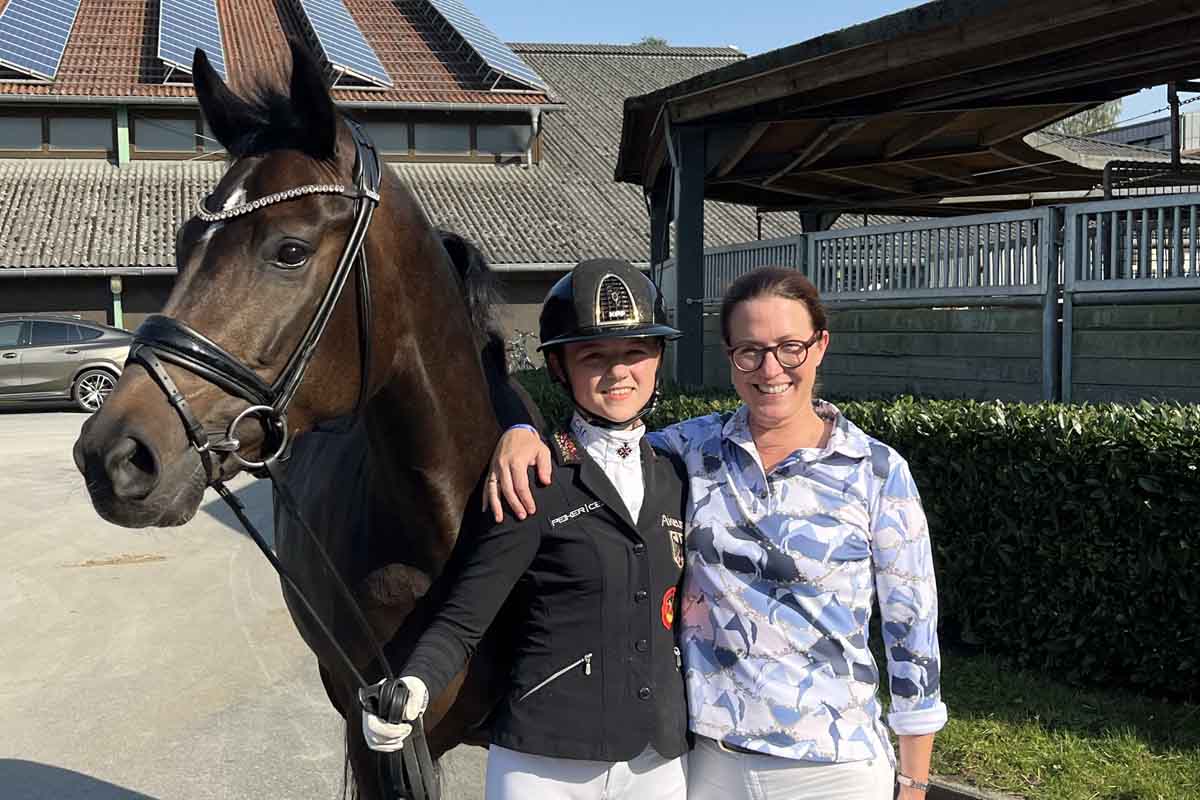 Talentpool: Dressurreiterin Carolina Miesner bekommt Unterstützung von Jana Hofmeister. Foto: (c) Stiftung Dt. Pferdesport