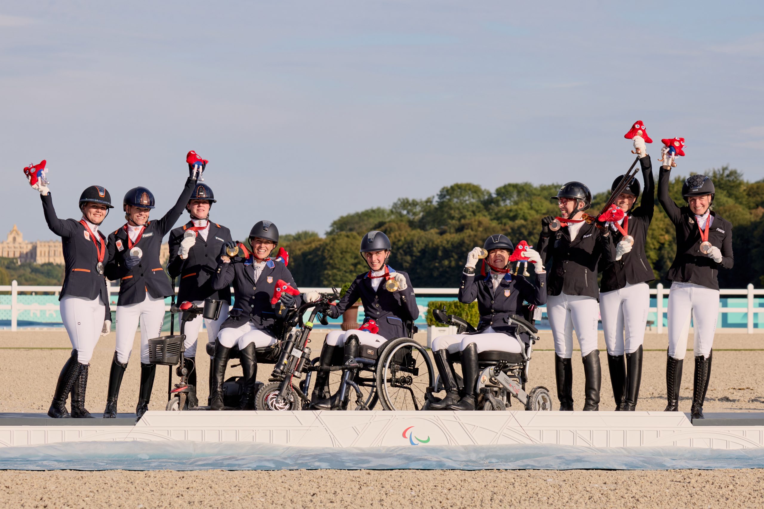 Podium im Teamwettbewerb bei den Paralympischen Spielen 2024 in Paris. LR: Team Niederlande (Silbermedaille), Team USA (Goldmedaille) und Team Deutschland (Bronzemedaille). © FEI/Liz Gregg