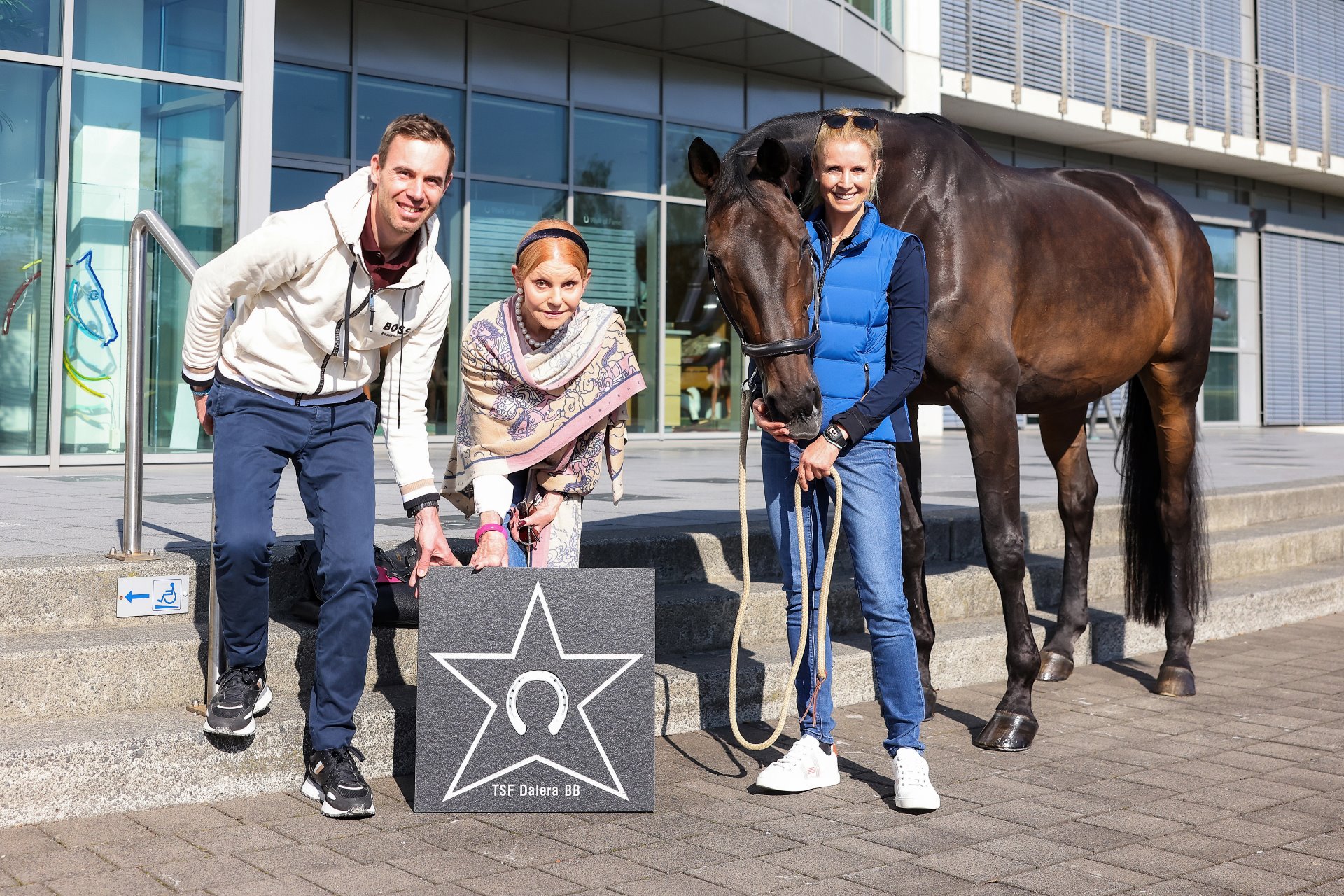 Jessica von Bredow-Werndl gemeinsam mit ihrem Herzenspferd TSF Dalera BB, Pferdebesitzerin Beatrice Bürchler-Keller und ihrem Bruder Benjamin Werndl (Foto: CHIO Aachen/Andreas Steindl)