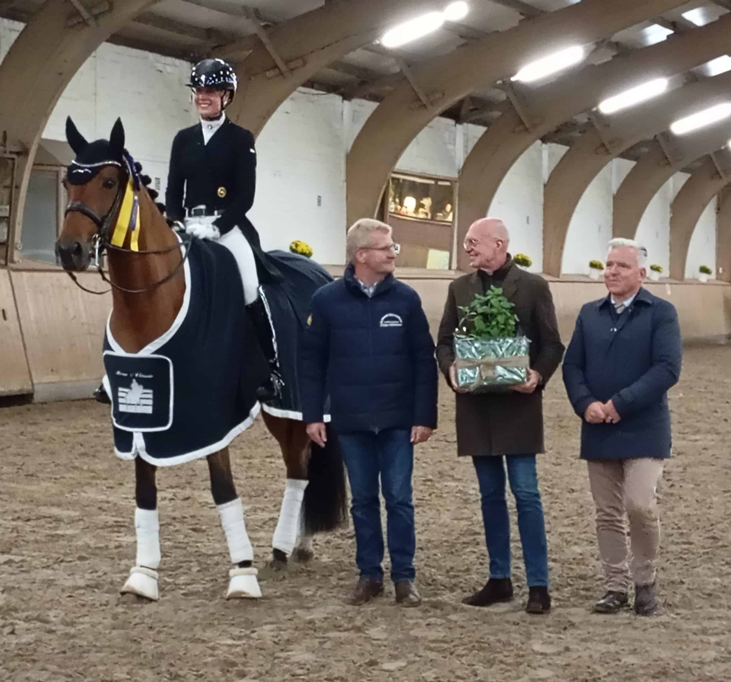 Fröhliche Siegerin Juliane Brunkhorst mit Aperol und vl Turnierchef Jürgen Böckmann, Sponsor Hans-Jochen Becker (Etzer Hof), sowie Richter Thomas Keßler. (Foto: BM)