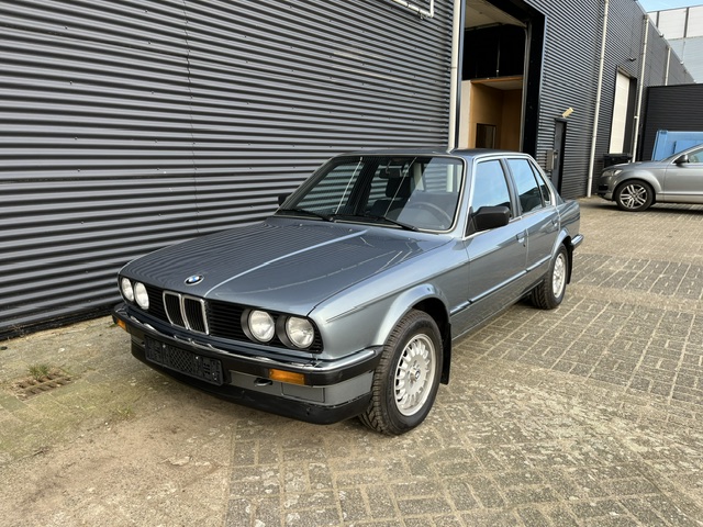 BMW 325e ‘cirrusblau’