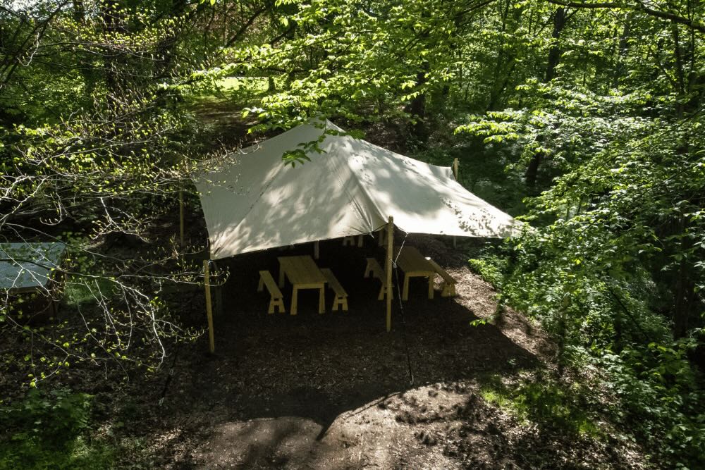 Stretch-telt-overdaekke-i-skoven-rungstedgaard