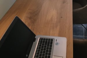 Laptop-op-tafel