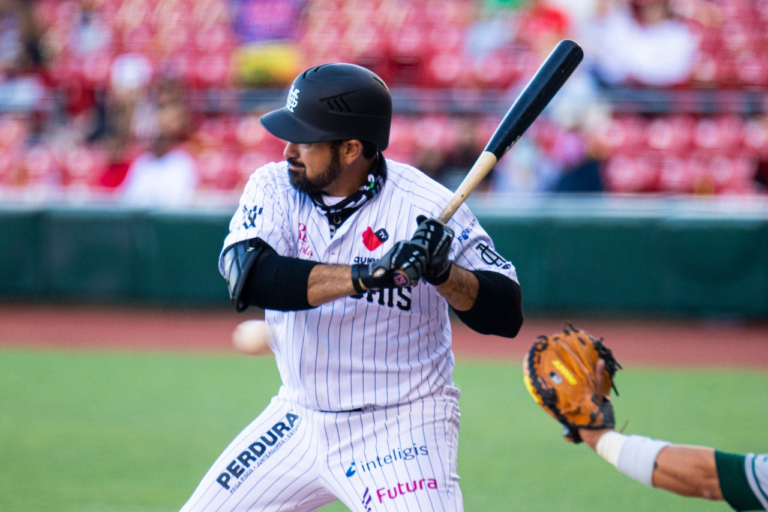 Adrián González da jonrón en triunfo de Mariachis