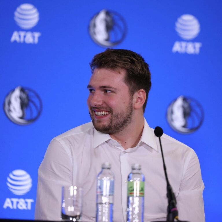 Luka Dončić firma extensión con Mavericks