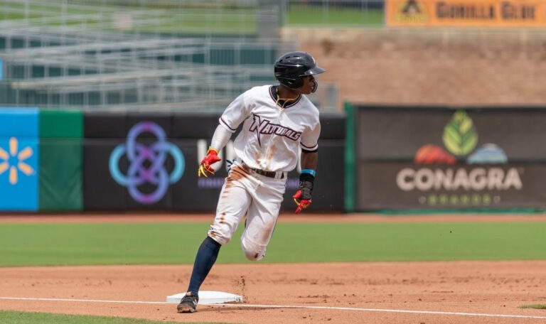 El veloz Dairon Blanco llega a Tomateros