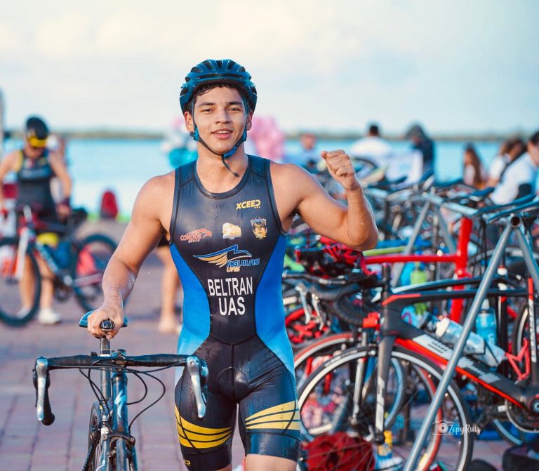 Aguilas UAS se preparan en Triatlón en La Paz