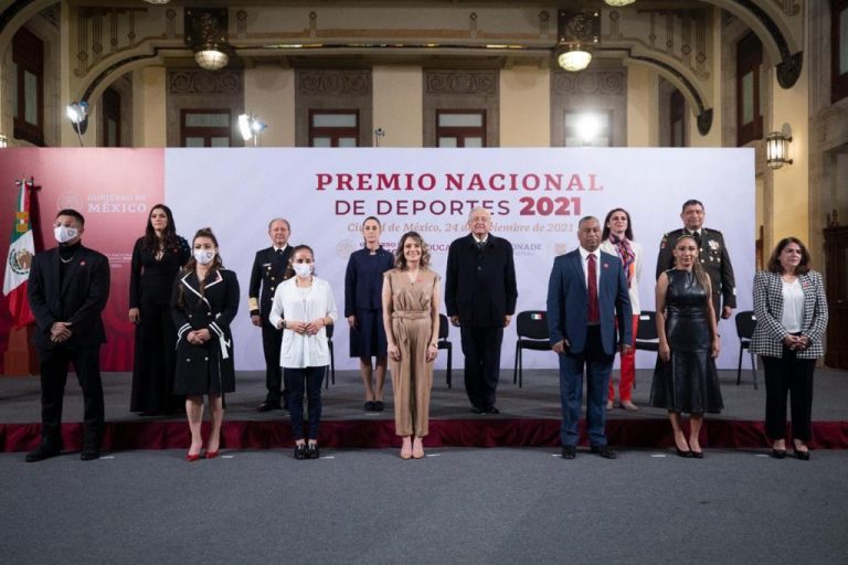 María Espinoza y Julio Urías reciben el Premio Nacional del Deporte 2021