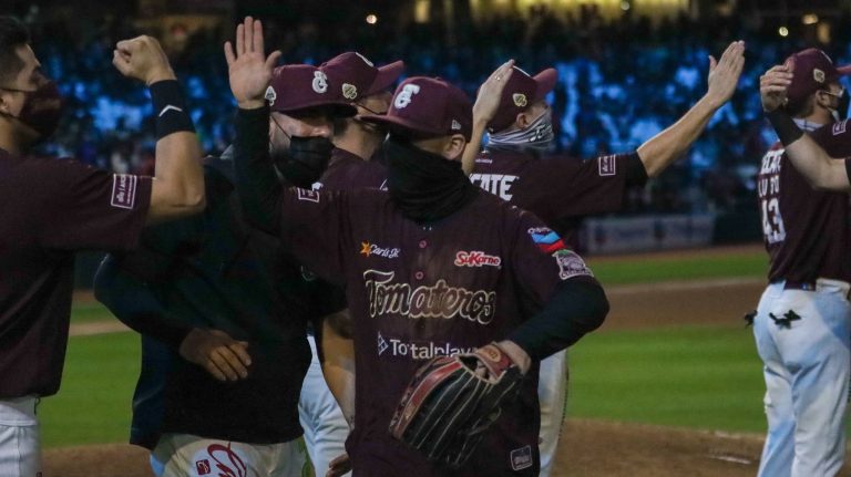 Explota ofensiva y Tomateros aventaja 3-1