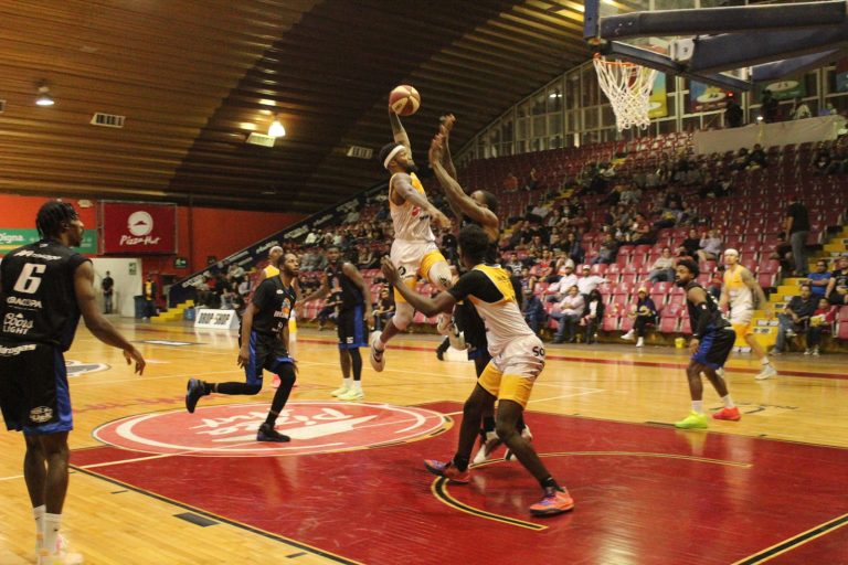 Caballeros logra su primer triunfo, vence a Halcones