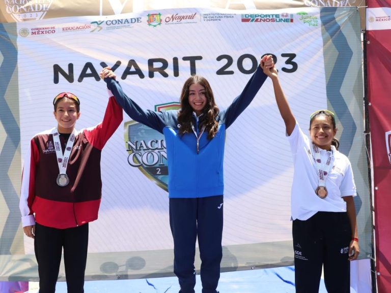 Victoria Medina gana plata en triatlón