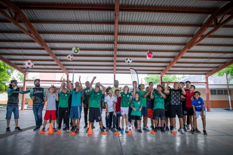 Juan de Dios Gámez entrega material deportivo a deportistas de Bellavista