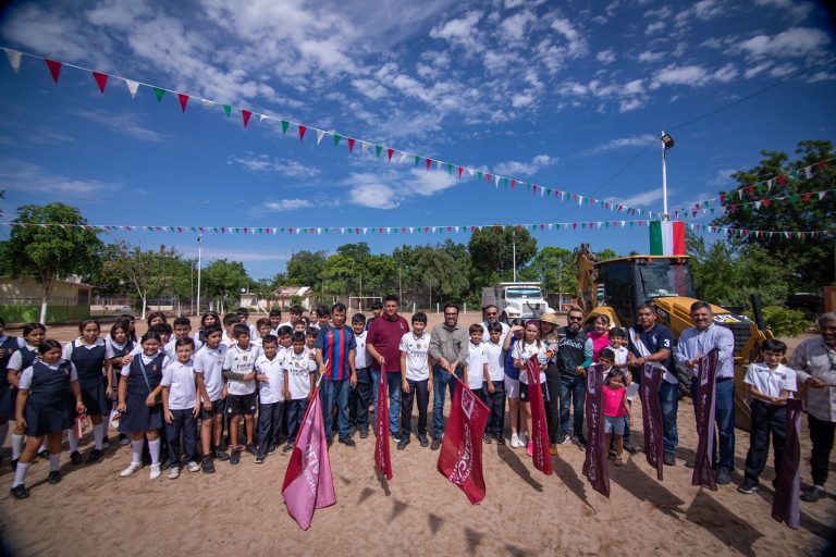 Juan de Dios Gámez da banderazo a construcción de campo de futbol y entrega dos canchas rehabilitadas de basquetbol