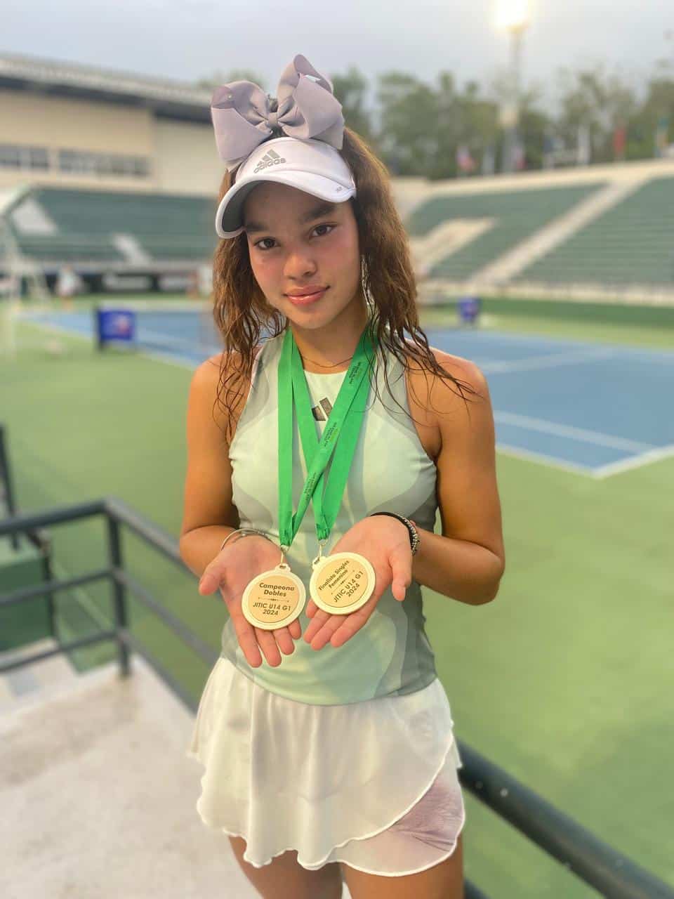 Monserrat Montaño, campeona en dobles, en Juegos Internacionales de Tenis