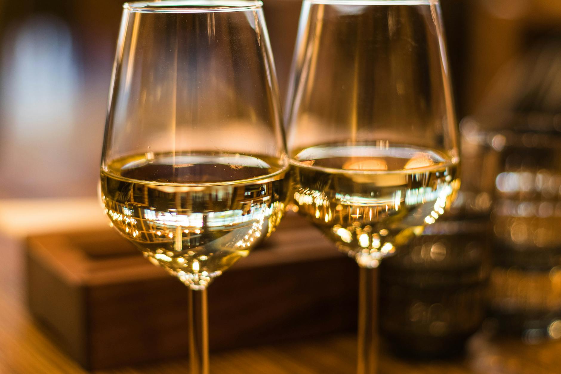 close up photography of wine glasses