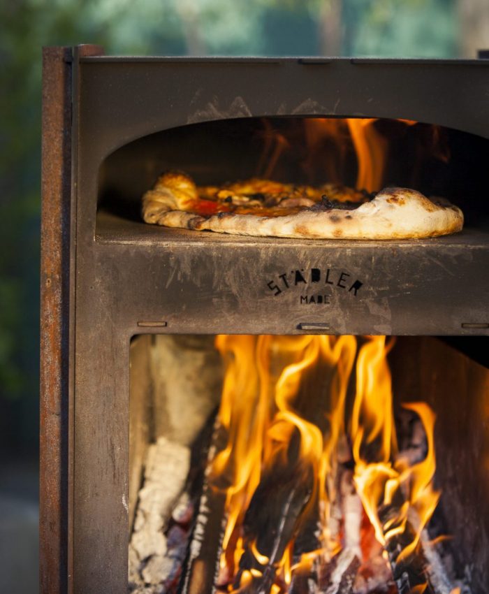 pizzaovn i hagen på terassen