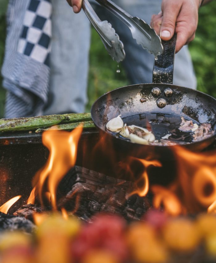 grill på en rentbrennende båltønne