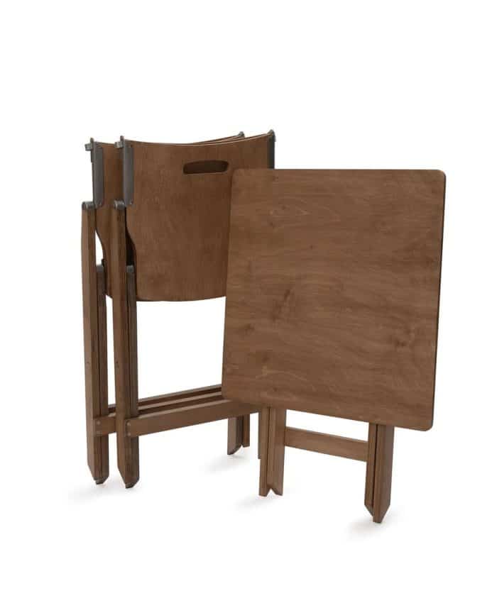 <p class="whitespace-pre-wrap"><strong>pakketilbud med to stoler og et bord. </strong></p> <p class="whitespace-pre-wrap">to stk. Klappstoler fra barebones -  inspirert av antikke skole- og kirkestoler. Campingstolens unike og bærbare design gjør den perfekt for bruk på terrassen, i en bakgård, på camping eller glamping, eller om du trenger ekstra sitteplasser under et stort middagsselskap hjemme. </p> stilfullt campingbord som kan klappes sammen. Inspirert av et antikt kortbord. Dette sammenleggbare sidebordet er den perfekte størrelsen for pikniklunsj eller for å holde drinkene dine på campingturen. <p class="whitespace-pre-wrap">laget av høykvalitets løvtre bjørk, rustfritt stål og kobberdetaljer. Robust og bygget for å vare, og kan enkelt slås ned når den ikke er i bruk for enkel oppbevaring eller transport i en bobil eller bil.  med en nydelig naturlig honningfarge og en værbestandig klarlakk, er møblene både vakker og funksjonell. </p>
