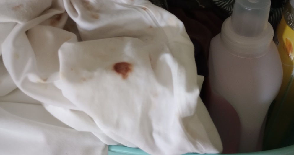 Met dit simpele trucje bloedvlekken verwijderen uit je witte kleding Huishoudwiki.nl