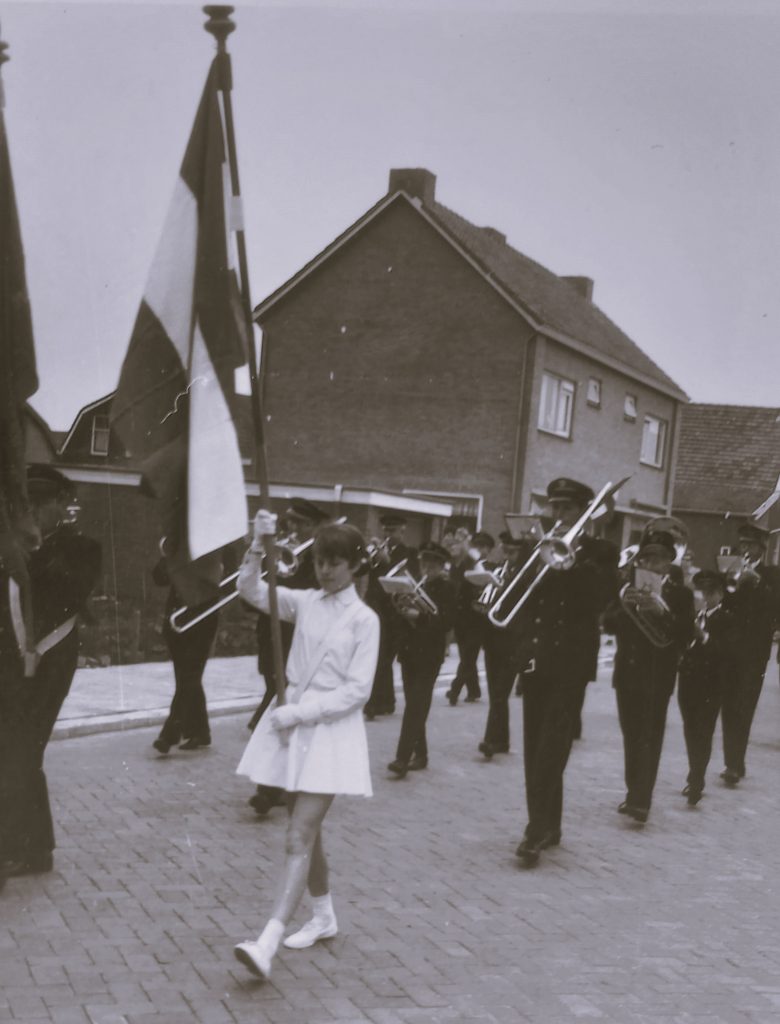 De dorpsfanfare trok uit bij speciale gelegenheden, zoals Koninginnedag! Nederland in de jaren 60. Foto: S.v.d.Ent