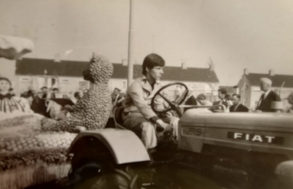 Praalwagen eind jaren 50 tijdens dorpsfeest (locatie: Berkel en Rodenrijs). Met mijn vader op een trekker. Foto: S.v.d.Ent