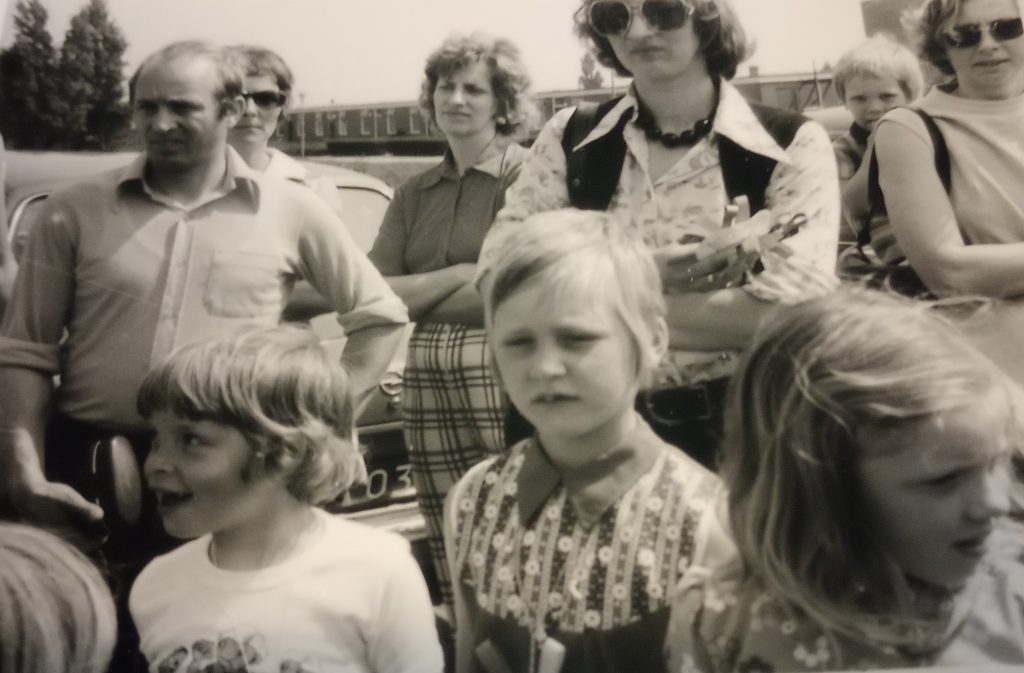 Jaren 70: Kinderen en hun ouders tijdens een uitje of happening van school, wat een heerlijke jaren 70 vibe, die kleding, die kapsels! Foto: S.v.d.Ent
