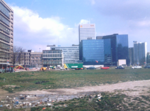 Oude foto's Rotterdam: waar nu de Delftse Poort staat was een kale vlakt in pakweg 1987 (foto: S.v.d.Ent). Op de achtergrond het Shell gebouw bij Hofplein.