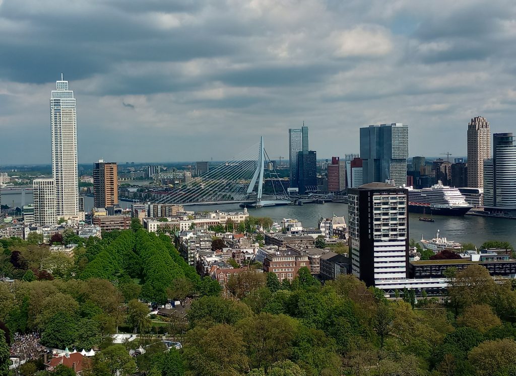 Skyline van Rotterdam, met de Zalmhaventoren en de Erasmusbrug in 2024. Foto: S.v.d. Ent