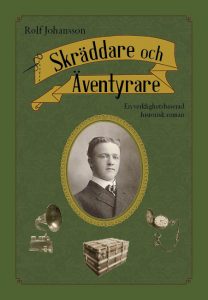 Bokomslag: Skräddare och Äventyrare. Svartvitt porträtt av ung man mot mörkgrön mönstrad bakgrund.