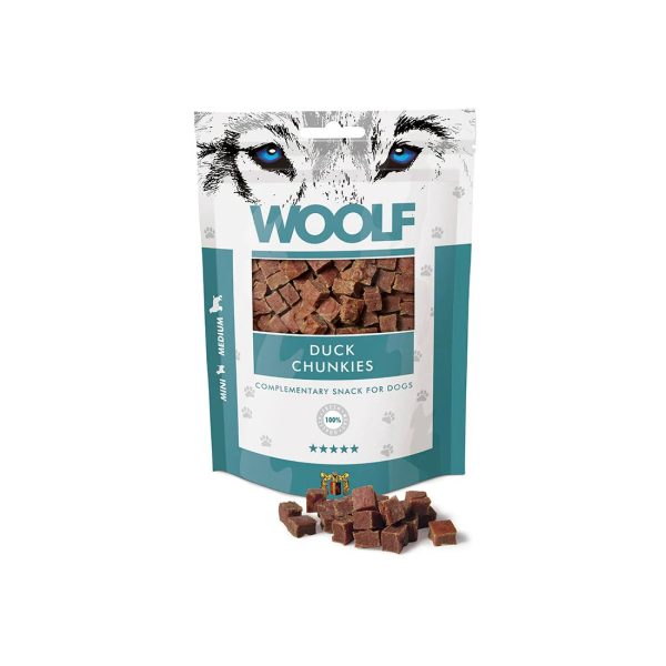 Woolf - Duck-And semi soft 100g Woolf Snacks er lavet af 100% proteinkilder for at give den højeste kvalitet. Snacken er kogt og indeholder ingen kemiske tilsætningsstoffer, konserveringsmidler eller farvestoffer. For at sikre bevarelsen af produktet placeres en iltabsorber i posen. Woolf er 100% naturlige og et sundt valg af godbidder til hunde. At bruge små semi-soft godbidder med Duck-And under træning kan være en god ide af flere årsager: Små størrelser: Små godbidder gør det nemt at belønne din hund hurtigt og effektivt under træning. De kan nemt spises uden at forstyrre træningsflowet, og din hund kan fortsætte med at fokusere på opgaven. Motivation: Semi-soft godbidder i dette tilfælde med and, har ofte en tiltalende duft, hvilket gør dem yderst motiverende for hunde. Den lækre aroma tiltrækker hundens opmærksomhed og øger chancerne for, at den vil udføre ønskede adfærdsmæssige opgaver for at modtage belønningen. Nemme at fordøje: Semi-soft godbidder er normalt lette at tygge og fordøje for hunde, hvilket er vigtigt, da du ikke ønsker, at træningen bliver afbrudt. Det er også vigtigt at vælge godbidder, der passer til din hunds størrelse og alder. Mulighed for hyppig belønning: Under træning er det afgørende at give hyppige og positive forstærkninger for ønsket adfærd. Små godbidder giver dig mulighed for at belønne din hund oftere, hvilket kan fremskynde indlæringen og styrke den ønskede adfærd. Variation: Hunde kan også blive trætte af den samme type godbidder over tid. Ved at have forskellige smagsvarianter, som for eksempel ren and- kanin, lam eller laks, kan du holde din hunds interesse og motivation ved lige, hvilket er vigtigt for effektiv træning. Kaloriekontrol: Semi-soft godbidder er ofte mindre kaloritætte end nogle andre belønninger, som for eksempel fede kødstykker eller almindelige hundegodbidder. Dette er vigtigt, hvis du træner en hund, der har tendens til at tage på i vægt let. Naturlige ingredienser: Godbidder lavet af lam er naturlige ingredienser, der er sunde for hunden. God til følsomme maver: Bløde godbidder kan være mere skånsomme for hunde med følsomme maver eller tandproblemer. De er lettere at tygge og fordøje sammenlignet med hårdere godbidder. Perfekt til kræsne hunde Vælg sunde godbidder, der passer til din hunds størrelse, alder og individuelle behov. Som med enhver træning er det vigtigt at have en positiv tilgang og skabe en sjov og belønnende oplevelse for din hund og her er Woolf godbidderne et godt og sundt valg. Woolf godbidderne er et redskab, "et hæmmeligt våben" til at styrke forbindelsen/kontakten mellem dig og din hund, mens I arbejder sammen om at opbygge ønsket adfærd så jeres relation kan danne rammerne for et godt og stærkt fundament. God fornøjelse med træningen sammen med din hund! Woolf And er uden kunstige tilsætningsstoffer, konserveringsstoffer eller farvestoffer. Woolf garanterer essentielle analytiske bestanddele Sammenstætning: and 93%, glycerin 0,5% Analyse: råprotein 35%, råfedt 6%, råfibre 1%, råaske 3,2%, vand 25% Alle Woolf snacks er HACCP, BRC, ISO 22000, ISO 9001 certificeret. Woolf – Long Rabbit and Cod – Kanin og Torsk – Sandwich 100g Woolf – Rabbit – Kanin semi soft 100g Økologiske Griseører fra fritgående svin på Fyn- Dansk dyrevelfærd – 10 stk. Økologiske Griseører fra fritgående svin på Fyn- Dansk dyrevelfærd – 2 stk. Økologiske Griseører fra fritgående svin nr. 1 bedst i test – Dansk dyrevelfærd Chicopee Proteinbar HNL – Nr. 1 i test 25g