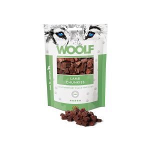 Woolf - Lamb-Lam semi soft 100g Woolf Snacks er lavet af 100% proteinkilder for at give den højeste kvalitet. Snacken er kogt og indeholder ingen kemiske tilsætningsstoffer, konserveringsmidler eller farvestoffer. For at sikre bevarelsen af produktet placeres en iltabsorber i posen. Woolf er 100% naturlige og et sundt valg af godbidder til hunde. At bruge små semi-soft godbidder med Lam under træning kan være en god ide af flere årsager: Små størrelser: Små godbidder gør det nemt at belønne din hund hurtigt og effektivt under træning. De kan nemt spises uden at forstyrre træningsflowet, og din hund kan fortsætte med at fokusere på opgaven. Motivation: Semi-soft godbidder i dette tilfælde med lam, har ofte en tiltalende duft, hvilket gør dem yderst motiverende for hunde. Den lækre aroma tiltrækker hundens opmærksomhed og øger chancerne for, at den vil udføre ønskede adfærdsmæssige opgaver for at modtage belønningen. Nemme at fordøje: Semi-soft godbidder er normalt lette at tygge og fordøje for hunde, hvilket er vigtigt, da du ikke ønsker, at træningen bliver afbrudt. Det er også vigtigt at vælge godbidder, der passer til din hunds størrelse og alder. Mulighed for hyppig belønning: Under træning er det afgørende at give hyppige og positive forstærkninger for ønsket adfærd. Små godbidder giver dig mulighed for at belønne din hund oftere, hvilket kan fremskynde indlæringen og styrke den ønskede adfærd. Variation: Hunde kan også blive trætte af den samme type godbidder over tid. Ved at have forskellige smagsvarianter, som for eksempel ren and- kanin, lam eller laks, kan du holde din hunds interesse og motivation ved lige, hvilket er vigtigt for effektiv træning. Kaloriekontrol: Rabbit-Kanin er en mager proteinkilde, Semi-soft godbidder er ofte mindre kaloritætte end nogle andre belønninger, som for eksempel fede kødstykker eller almindelige hundegodbidder. Dette er vigtigt, hvis du træner en hund, der har tendens til at tage på i vægt let. Naturlige ingredienser: Godbidder lavet af lam er naturlige ingredienser, der er sunde for hunden. God til følsomme maver: Bløde godbidder kan være mere skånsomme for hunde med følsomme maver eller tandproblemer. De er lettere at tygge og fordøje sammenlignet med hårdere godbidder. Perfekt til kræsne hunde Vælg sunde godbidder, der passer til din hunds størrelse, alder og individuelle behov. Som med enhver træning er det vigtigt at have en positiv tilgang og skabe en sjov og belønnende oplevelse for din hund og her er Woolf godbidderne et godt og sundt valg. Woolf godbidderne er et redskab, "et hæmmeligt våben" til at styrke forbindelsen/kontakten mellem dig og din hund, mens I arbejder sammen om at opbygge ønsket adfærd så jeres relation kan danne rammerne for et godt og stærkt fundament. God fornøjelse med træningen sammen med din hund! Woolf Lam  er uden kunstige tilsætningsstoffer, konserveringsstoffer eller farvestoffer. Woolf garanterer essentielle analytiske bestanddele Sammenstætning: lam 91%, glycerin 0,5% Analyse: råprotein 35%, råfedt 6%, råfibre 1%, råaske 3,2%, vand 25% Alle Woolf snacks er HACCP, BRC, ISO 22000, ISO 9001 certificeret. Woolf – Long Rabbit and Cod – Kanin og Torsk – Sandwich 100g Woolf – Rabbit – Kanin semi soft 100g Økologiske Griseører fra fritgående svin på Fyn- Dansk dyrevelfærd – 10 stk. Økologiske Griseører fra fritgående svin på Fyn- Dansk dyrevelfærd – 2 stk. Økologiske Griseører fra fritgående svin nr. 1 bedst i test – Dansk dyrevelfærd Chicopee Proteinbar HNL – Nr. 1 i test 25g