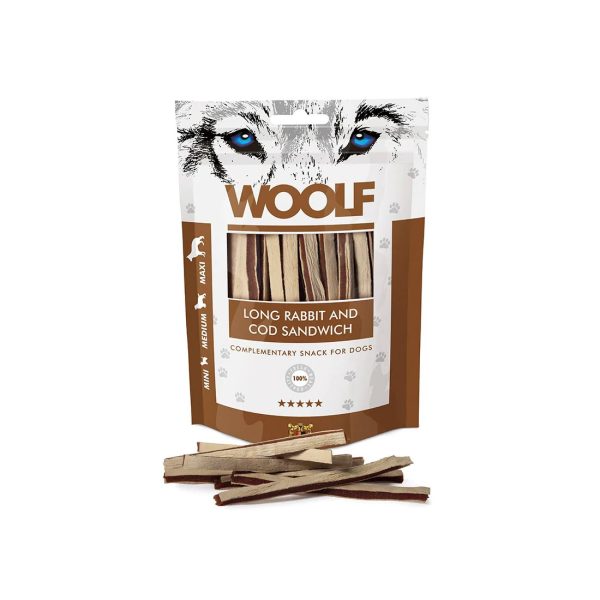 Woolf - Long Rabbit and Cod - Kanin og Torsk - Sandwich - 100% Naturlige Woolf Snacks er lavet af 100% proteinkilder for at give den højeste kvalitet. Snacken er kogt og indeholder ingen kemiske tilsætningsstoffer, konserveringsmidler eller farvestoffer. For at sikre bevarelsen af produktet placeres en iltabsorber i posen. Woolf er 100% naturlige og et sundt valg af godbidder til hunde. Woolf bløde godbidder i lange strimler med kanin og torsk under træningen, kan det også være en fremragende ide af flere årsager: Forskellige smagsvarianter: At tilbyde godbidder med forskellige smagsvarianter som kanin og torsk kan være meget tiltalende for din hund. Det giver variation i belønningerne og holder hundens interesse høj under træningen. Naturlige ingredienser: Godbidder lavet af kanin og torsk er naturlige ingredienser, der er sunde for hunden. Rabbit-Kanin er en mager proteinkilde, mens Cod-torsk er rig på omega-3 fedtsyrer, som er godt for hundens hud og pels samt for dens generelle helbred. Bløde strimler-Sandwich: De lange, bløde strimler gør det let at bryde godbidderne i mindre stykker, hvis det er nødvendigt. Dette er praktisk, hvis du ønsker at give mindre portioner til mindre hunde eller til kortere træningsøvelser. God til følsomme maver: Bløde godbidder kan være mere skånsomme for hunde med følsomme maver eller tandproblemer. De er lettere at tygge og fordøje sammenlignet med hårdere godbidder. Træningsfleksibilitet: Bløde godbidder i strimler - Sandwich, giver dig mulighed for at tilpasse størrelsen af belønningen til den specifikke øvelse eller træningssituation. Nogle opgaver kræver måske større belønninger, mens andre kan belønnes med mindre stykker, så du undgår overfodring. Perfekt til kræsne hunde Vælg sunde godbidder, der passer til din hunds størrelse, alder og individuelle behov. Som med enhver træning er det vigtigt at have en positiv tilgang og skabe en sjov og belønnende oplevelse for din hund og her er Woolf godbidderne et godt og sundt valg. Woolf godbidderne er et redskab, "et hæmmeligt våben" til at styrke forbindelsen/kontakten mellem dig og din hund, mens I arbejder sammen om at opbygge ønsket adfærd så jeres relation kan danne rammerne for et godt og stærkt fundament. God fornøjelse med træningen sammen med din hund! Woolf Long Rabbit and Cod Sandwich er uden kunstige tilsætningsstoffer, konserveringsstoffer eller farvestoffer. Woolf garanterer essentielle analytiske bestanddele Sammenstætning: kanin 75%, torsk 15%, stivelse 2%, ærteprotein 5% glycering 3% Analyse: råprotein 35%, råfedt 35%, råfibre 1%, råaske 2,5%, vand 25% Alle Woolf snacks er HACCP, BRC, ISO 22000, ISO 9001 certificeret.
