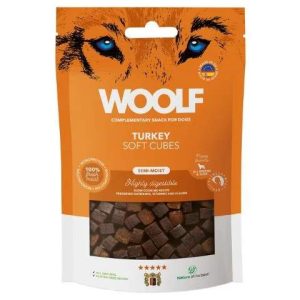 Woolf - Turkey-Kalkun semi soft 100g Woolf Snacks er lavet af 100% proteinkilder for at give den højeste kvalitet. Snacken er kogt og indeholder ingen kemiske tilsætningsstoffer, konserveringsmidler eller farvestoffer. For at sikre bevarelsen af produktet placeres en iltabsorber i posen. Woolf er 100% naturlige og et sundt valg af godbidder til hunde. Eksklusive nøje udvalgte træningsgodbidder til hunde At bruge små semi-soft godbidder med Turkey-Kalkun træning kan være en god ide af flere årsager: Små størrelser: Små godbidder gør det nemt at belønne din hund hurtigt og effektivt under træning. De kan nemt spises uden at forstyrre træningsflowet, og din hund kan fortsætte med at fokusere på opgaven. Motivation: Semi-soft godbidder i dette tilfælde med kalkun, har ofte en tiltalende duft, hvilket gør dem yderst motiverende for hunde. Den lækre aroma tiltrækker hundens opmærksomhed og øger chancerne for, at den vil udføre ønskede adfærdsmæssige opgaver for at modtage belønningen. Nemme at fordøje: Semi-soft godbidder er normalt lette at tygge og fordøje for hunde, hvilket er vigtigt, da du ikke ønsker, at træningen bliver afbrudt. Det er også vigtigt at vælge godbidder, der passer til din hunds størrelse og alder. Mulighed for hyppig belønning: Under træning er det afgørende at give hyppige og positive forstærkninger for ønsket adfærd. Små godbidder giver dig mulighed for at belønne din hund oftere, hvilket kan fremskynde indlæringen og styrke den ønskede adfærd. Variation: Hunde kan også blive trætte af den samme type godbidder over tid. Ved at have forskellige smagsvarianter, som for eksempel ren and- kanin, lam eller laks, kan du holde din hunds interesse og motivation ved lige, hvilket er vigtigt for effektiv træning. Kaloriekontrol: Semi-soft godbidder er ofte mindre kaloritætte end nogle andre belønninger, som for eksempel fede kødstykker eller almindelige hundegodbidder. Dette er vigtigt, hvis du træner en hund, der har tendens til at tage på i vægt let. Naturlige ingredienser: Godbidder lavet af hest er naturlige ingredienser, der er sunde for hunden. God til følsomme maver: Bløde godbidder kan være mere skånsomme for hunde med følsomme maver eller tandproblemer. De er lettere at tygge og fordøje sammenlignet med hårdere godbidder. Perfekt til kræsne hunde Vælg sunde godbidder, der passer til din hunds størrelse, alder og individuelle behov. Som med enhver træning er det vigtigt at have en positiv tilgang og skabe en sjov og belønnende oplevelse for din hund og her er Woolf godbidderne et godt og sundt valg. Woolf godbidderne er et redskab, "et hæmmeligt våben" til at styrke forbindelsen/kontakten mellem dig og din hund, mens I arbejder sammen om at opbygge ønsket adfærd så jeres relation kan danne rammerne for et godt og stærkt fundament. God fornøjelse med træningen sammen med din hund! Gode til NoseWork - søge felter - ægte hundekærlighed Woolf Turkey-Kalkun er uden kunstige tilsætningsstoffer, konserveringsstoffer eller farvestoffer. Woolf garanterer essentielle analytiske bestanddele Sammensætning: Frisk kalkun (85%), hydrolyseret stivelse, vegetabilsk glycerin, naturlige antioxidanter Analyse: råprotein 27%, råfedt 11%, råfibre 1%, råaske 7%, vand 29% Alle Woolf snacks er HACCP, BRC, ISO 22000, ISO 9001 certificeret. Woolf – Long Rabbit and Cod – Kanin og Torsk – Sandwich 100g Woolf – Rabbit – Kanin semi soft 100g Woolf – Duck-And semi soft 100g Woolf – Lamb-Lam semi soft 100g Woolf – Goat-Ged semi soft 100g Woolf – Horse-Hest semi soft 100g Økologiske Griseører fra fritgående svin på Fyn- Dansk dyrevelfærd – 10 stk. Økologiske Griseører fra fritgående svin på Fyn- Dansk dyrevelfærd – 2 stk. Økologiske Griseører fra fritgående svin nr. 1 bedst i test – Dansk dyrevelfærd Chicopee Proteinbar HNL – Nr. 1 i test 25g