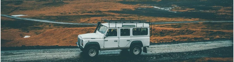 Witte Land Rover op de weg