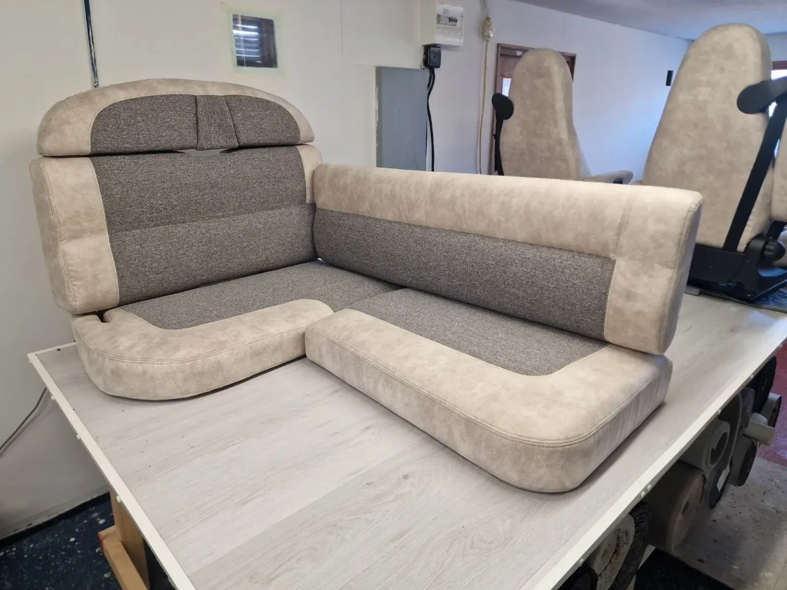 Omklädda husbilsdynor i slitstarkt tyg som motstår fläckar och behåller färgen över tid