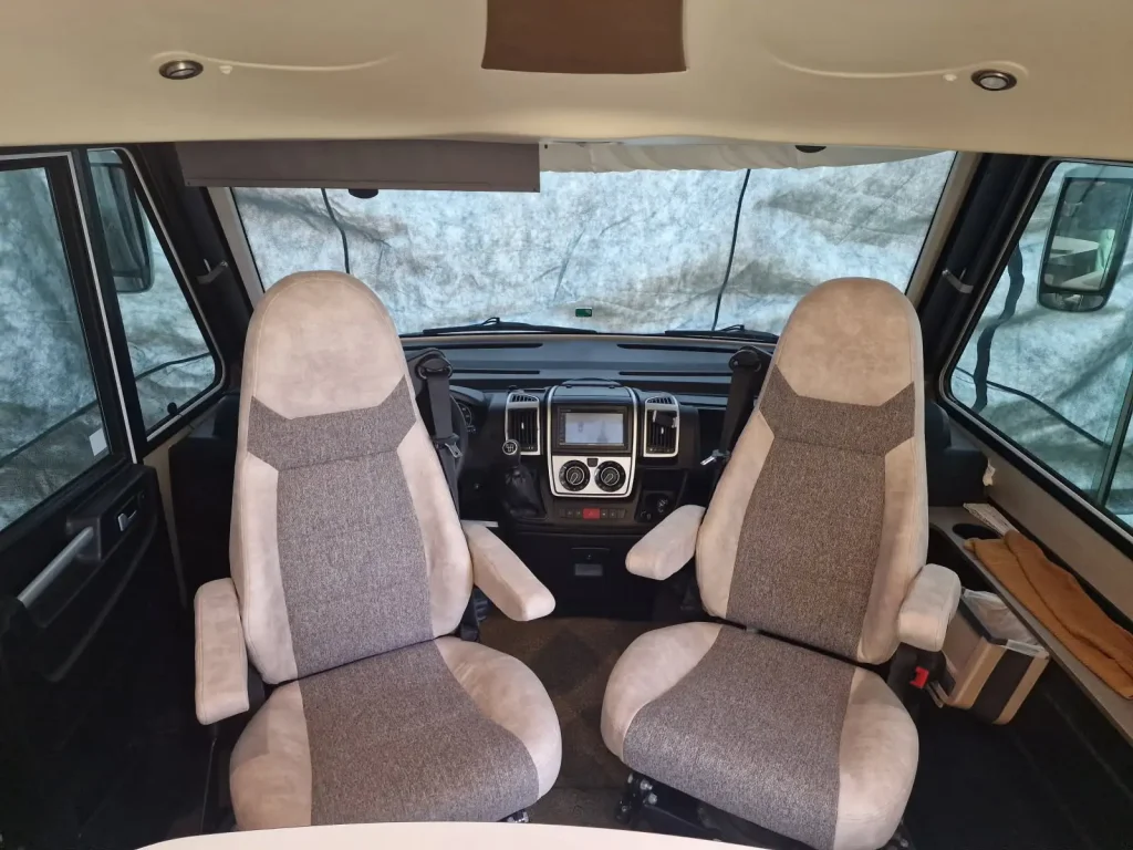 Ny inredning med fokus på att klä om pilotstolar i husbilen för bättre komfort och stil.