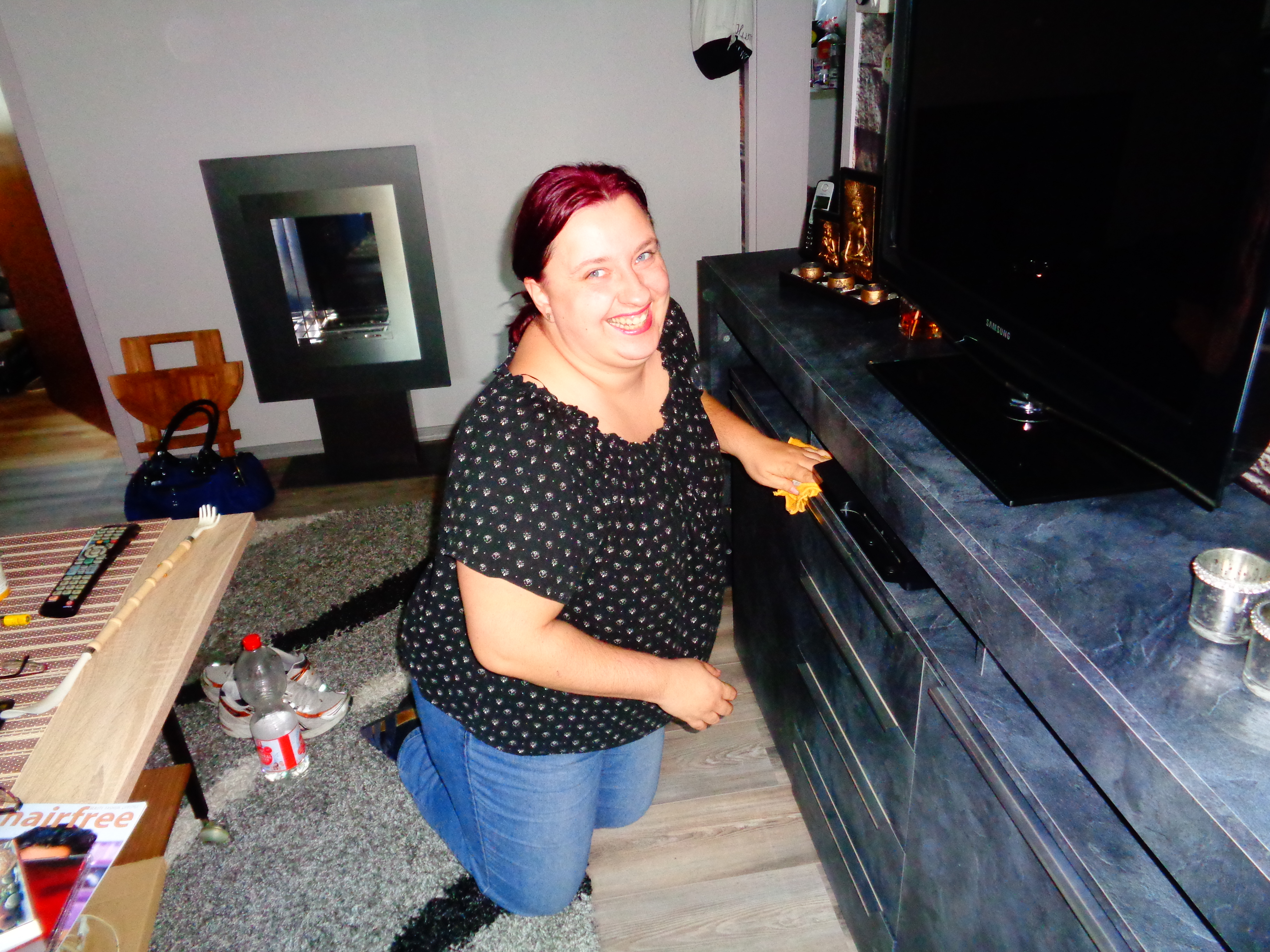 HWS Baur. Frau beim Staubwischen auf Knien