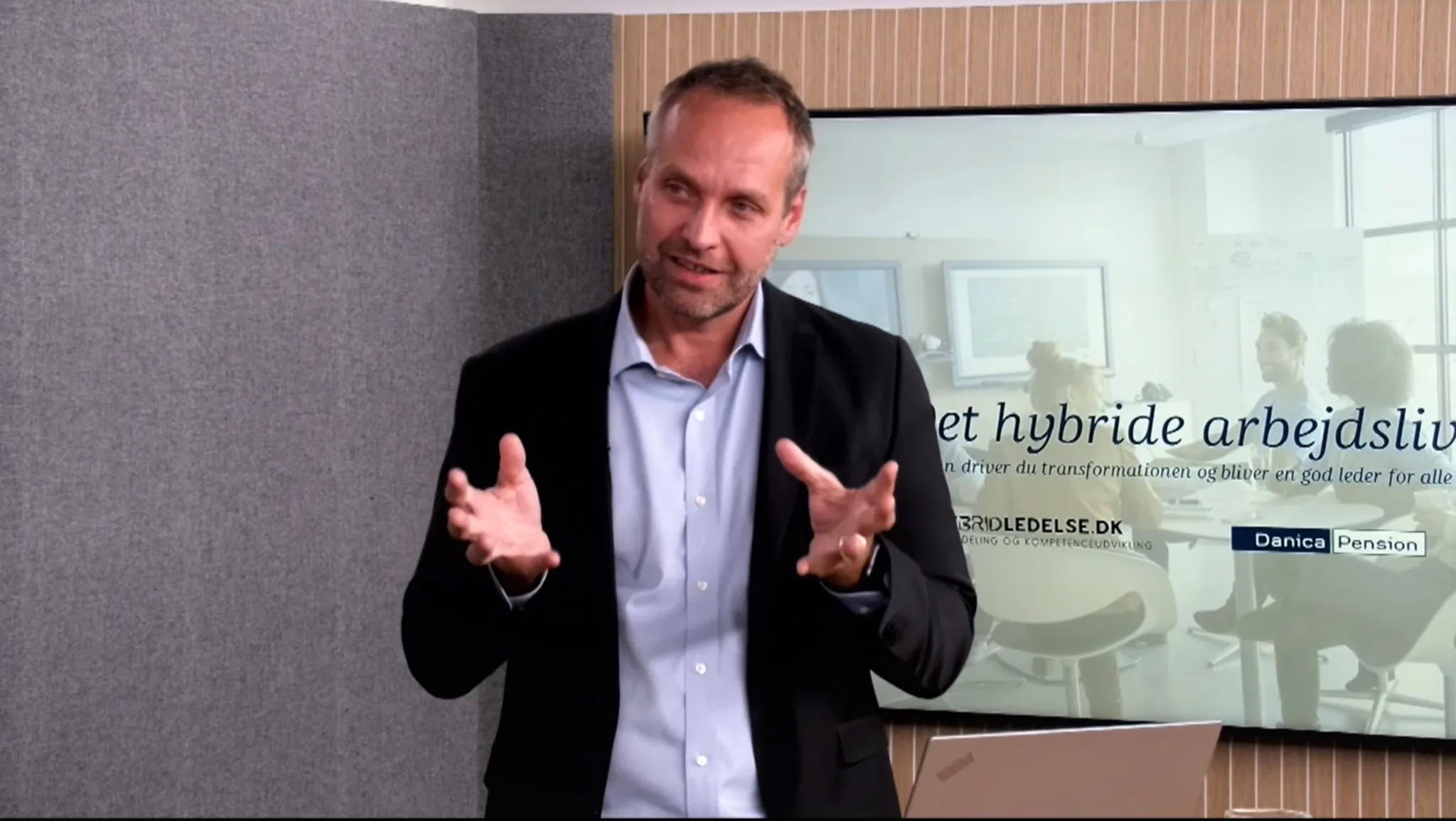 Jesper Riedel giving a talk about hybrid work