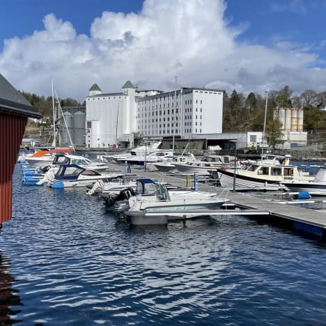 STORBY MED SMÅBYSJARM