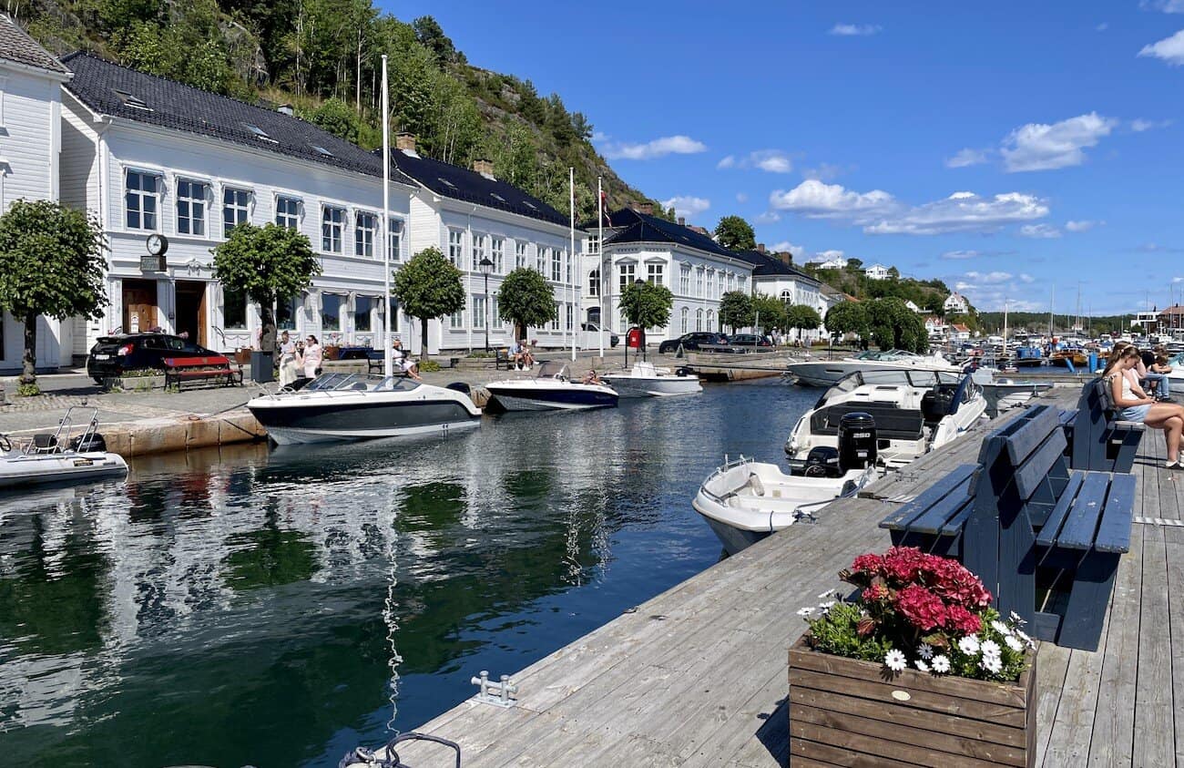 SØRLANDSBYER I SOMMERSOL
