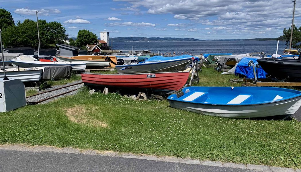 Fargerike småbåter i opplag ved Tronvikstranda