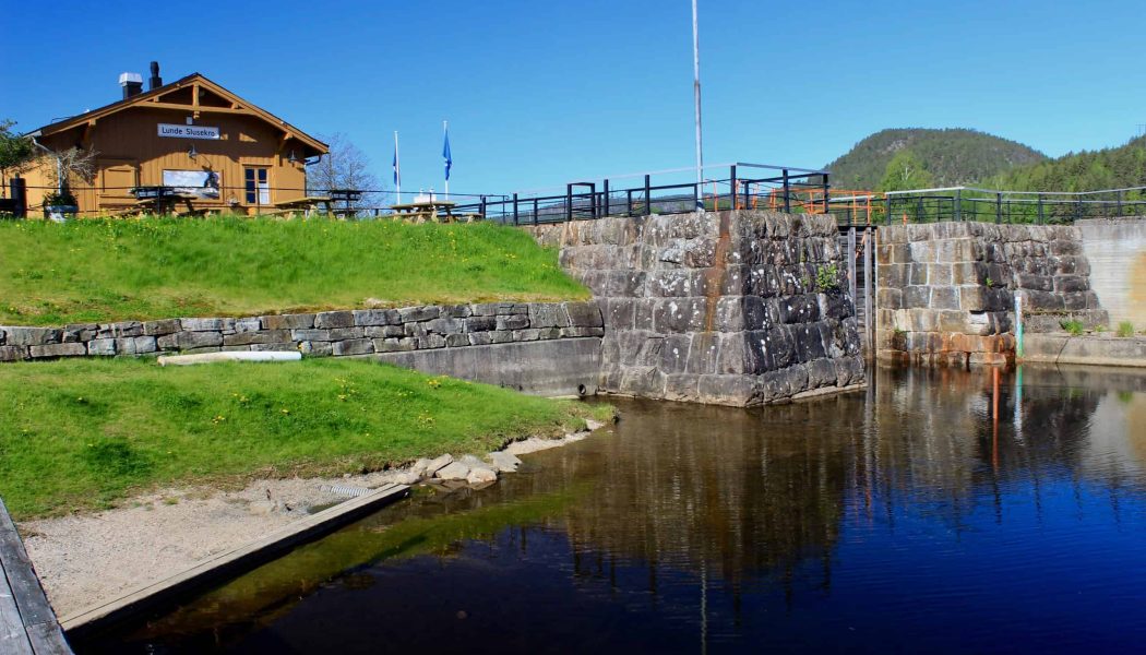 Lunde Slusekro ligger idyllisk til som nærmeste nabo til Telemark Kanalcamping